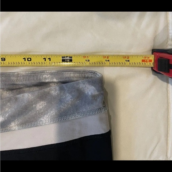 Women’s Lululemon Capri Running Leggings - Size 8 - Picture 4 of 7